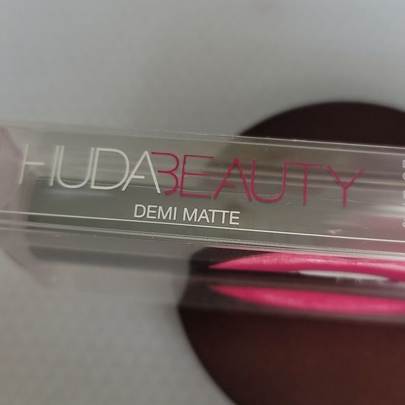 HUDA BEAUTY - Demi Matte Liquid Lipstick - Passionista - Picture 3 of 7